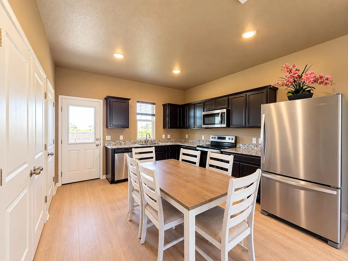 3 bed, 2.0 bath, 1200 sqft, $1,995 — Photo 3