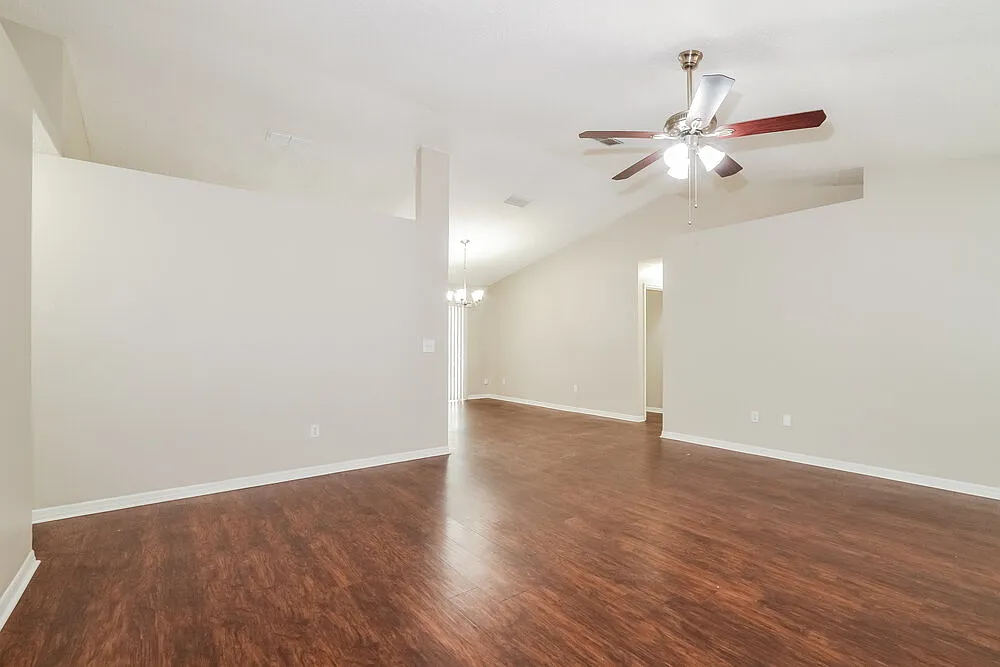 3 bed, 2.0 bath, 1368 sqft, $3,130 — Photo 4