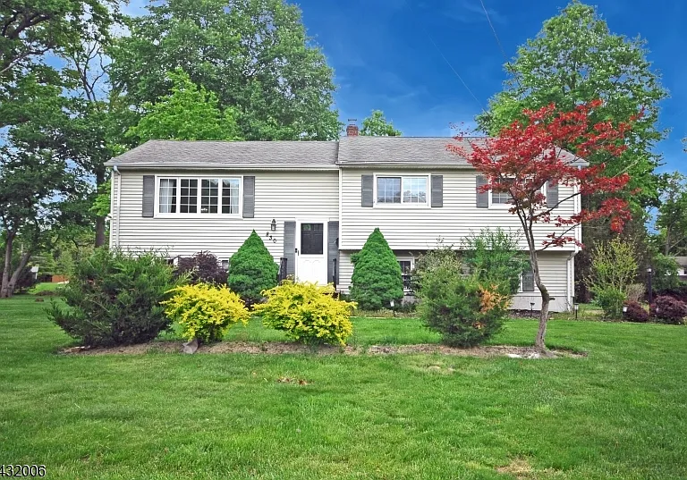 830 E Meadow Dr — Photo 1