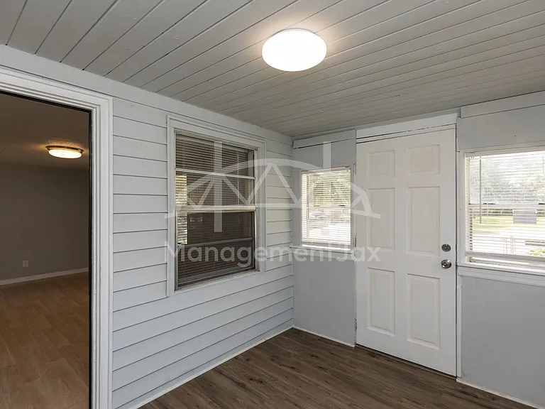 3303 Jones St — Photo 2