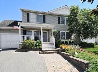 2214 Plum Tree Rd N, Westbury, NY 11590