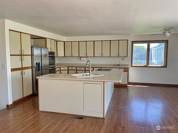 3rd image of 1765 Fairway Drive NE