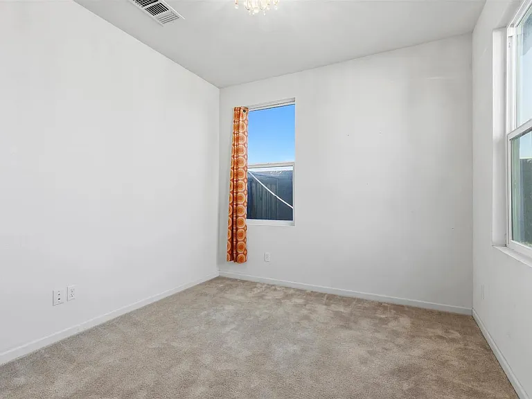 2260 Gallery Dr — Photo 13