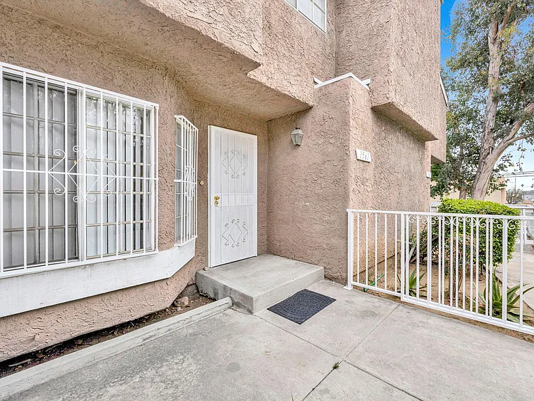 1561 W Jefferson Blvd — Photo 6