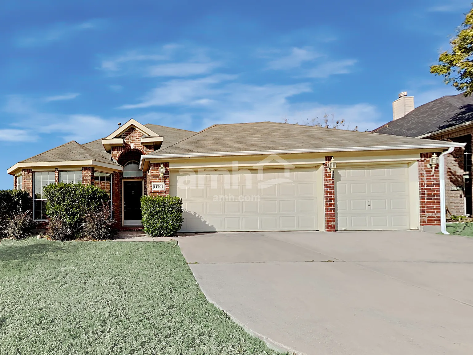 4 bed, 2.0 bath, 2013 sqft, $2,555 — Photo 1