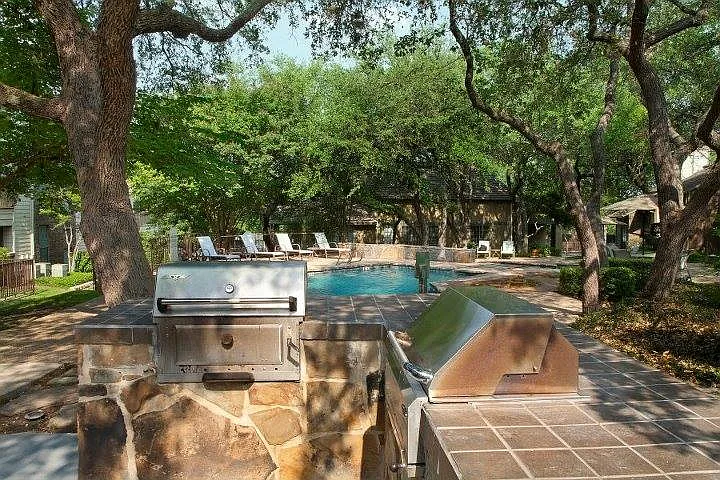 Swimming Pool w/ Outdoor Grilling Center