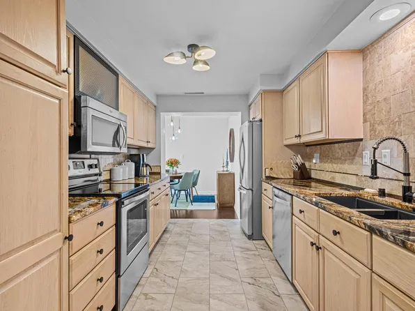 2525 S Shore DRIVE #14C, Milwaukee, WI 53207