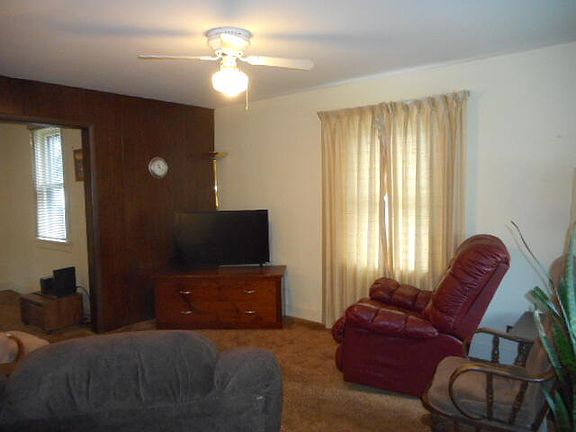 3rd image of 206 W Avenue C