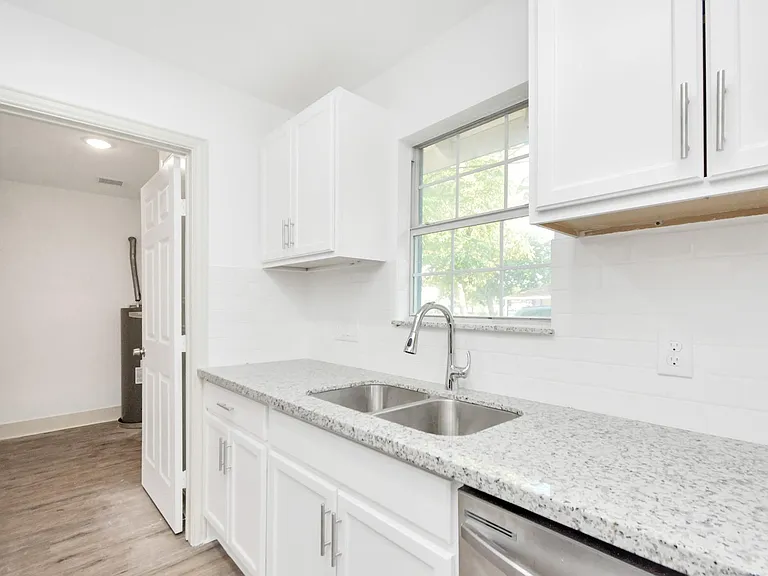 1501 Maiden Ln — Photo 14