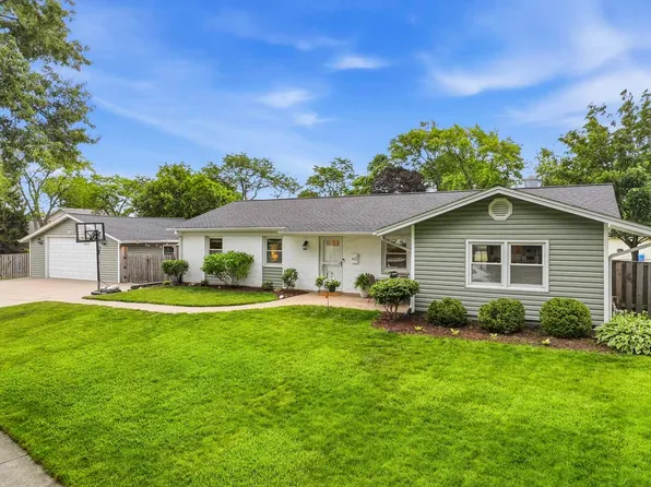 927 E Sayles Dr, Palatine, IL 60074
