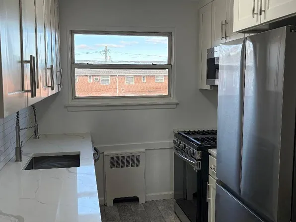 81-23 268th St, New Hyde Park, NY 11040