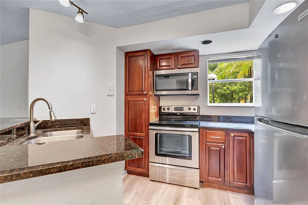 2 bed, 1.0 bath, 934 sqft, $1,450 — Photo 3