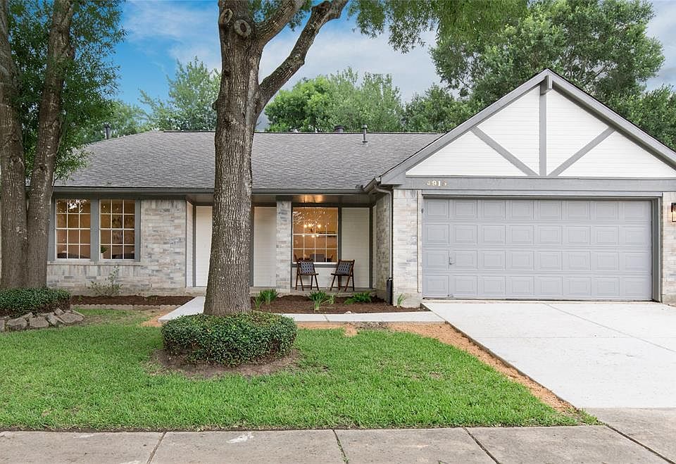 Great Curb Appeal, new roof, new driveway & sidewalk!
