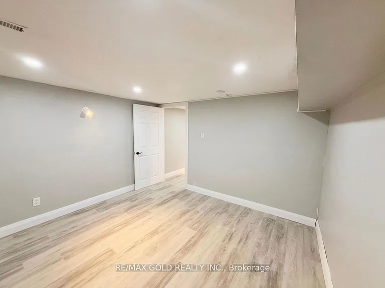 156 Mooregate Cres — Photo 40