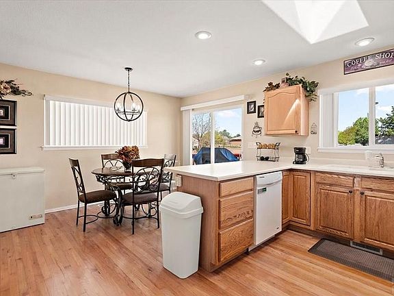 5th image of 303 E Larchmont Dr