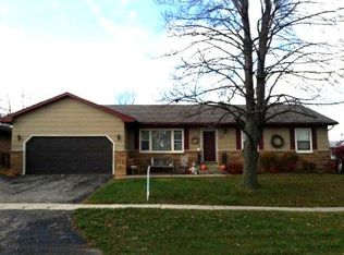 947 Meadow Ln, Sycamore, IL 60178