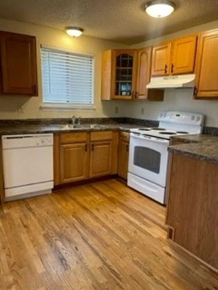 2 bed, 1.0 bath, 950 sqft, $1,600 — Photo 3