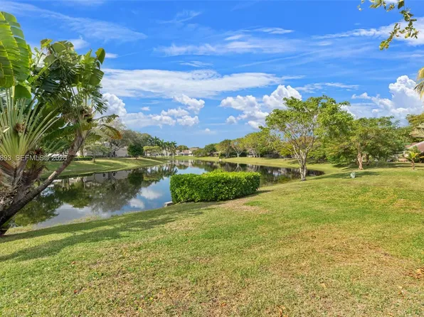 5149 E Lakes Dr, Pompano Beach, FL 33064