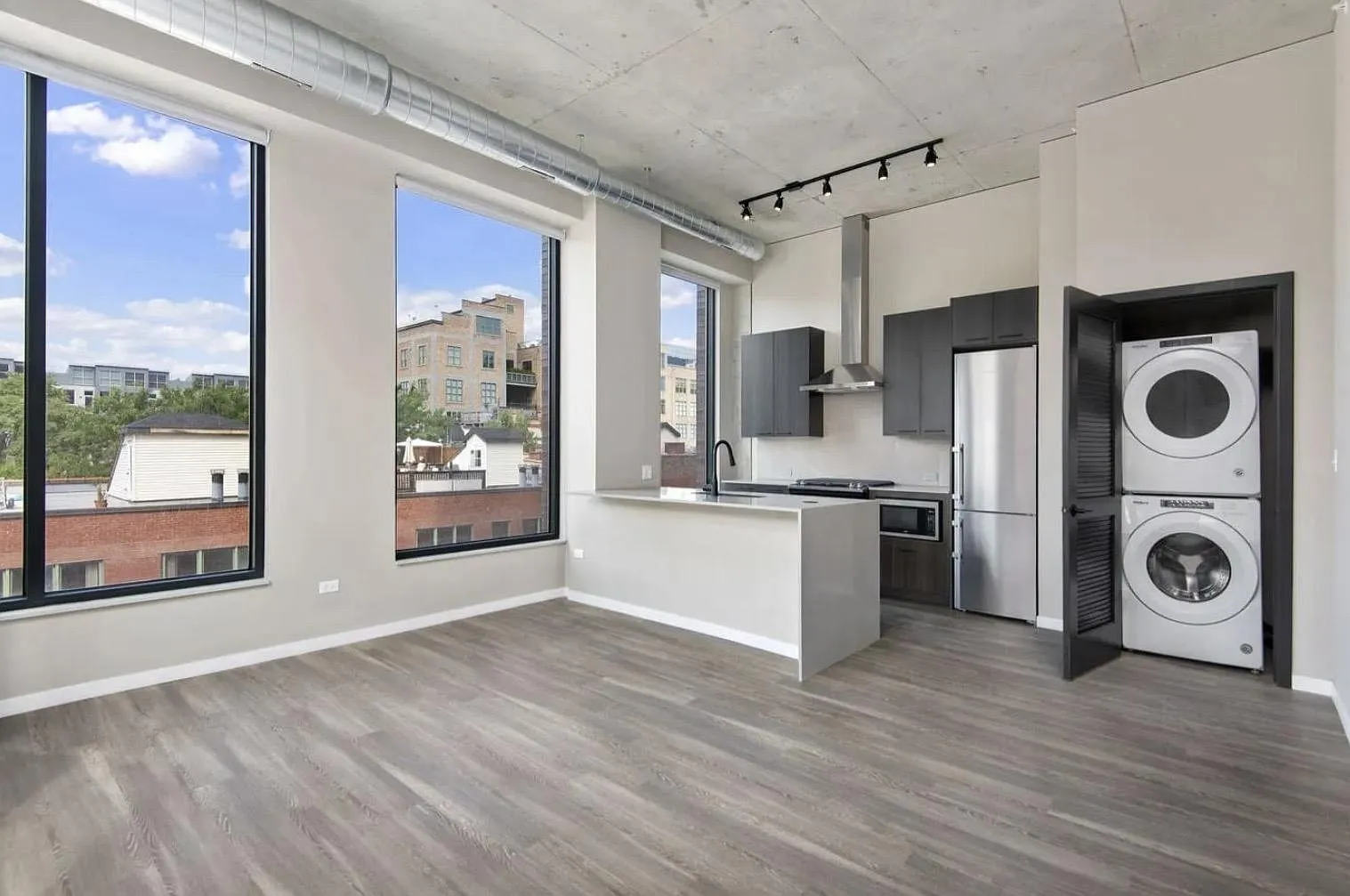 954 W Washington Blvd — Photo 2