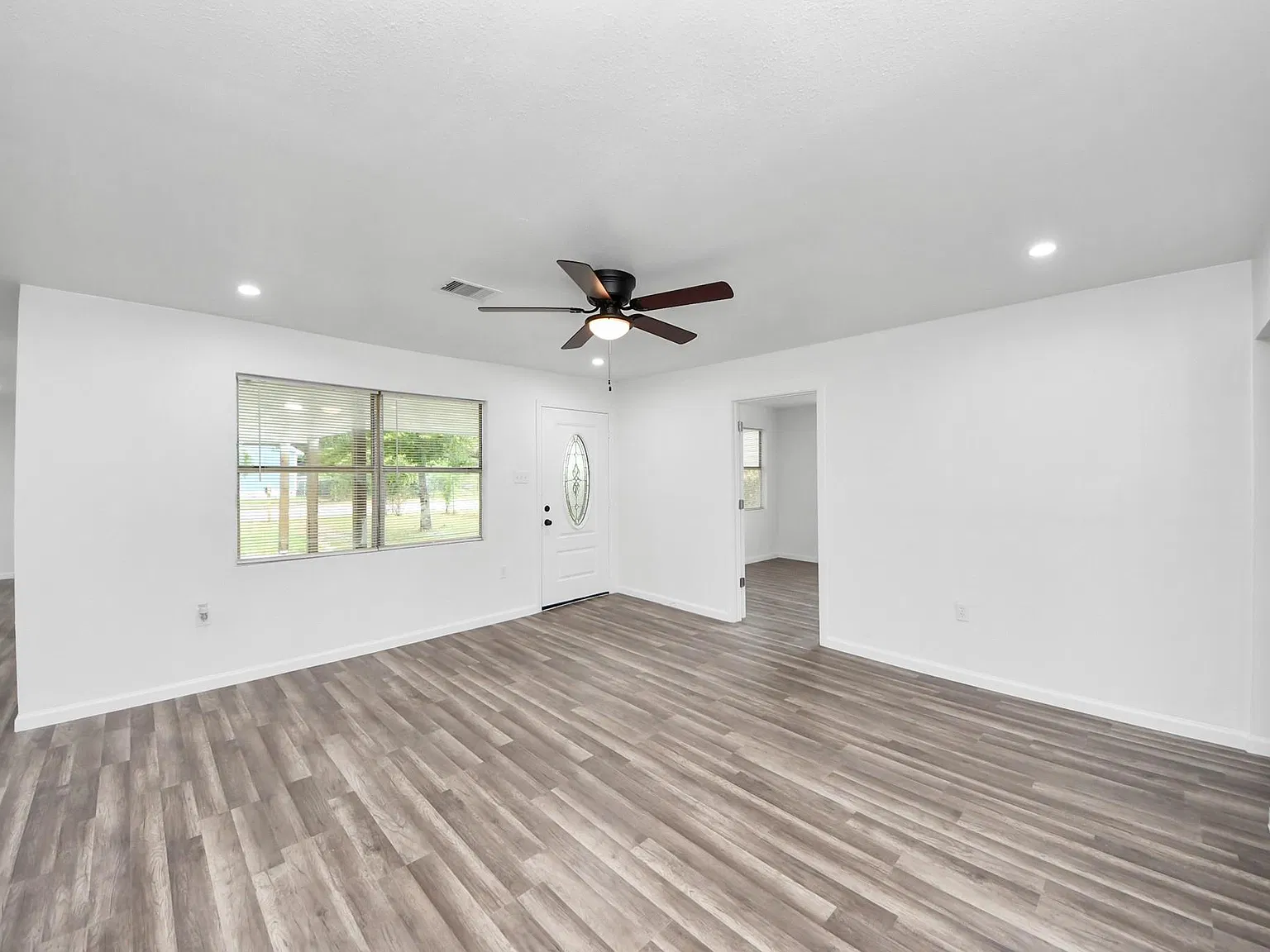 3 bed, 1.0 bath, 1254 sqft, $1,500 — Photo 2