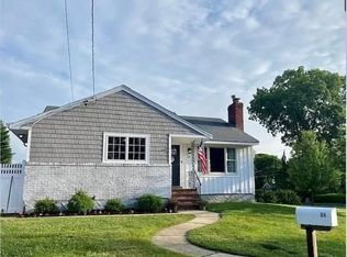 24 Mohawk St, Centerport, NY 11721