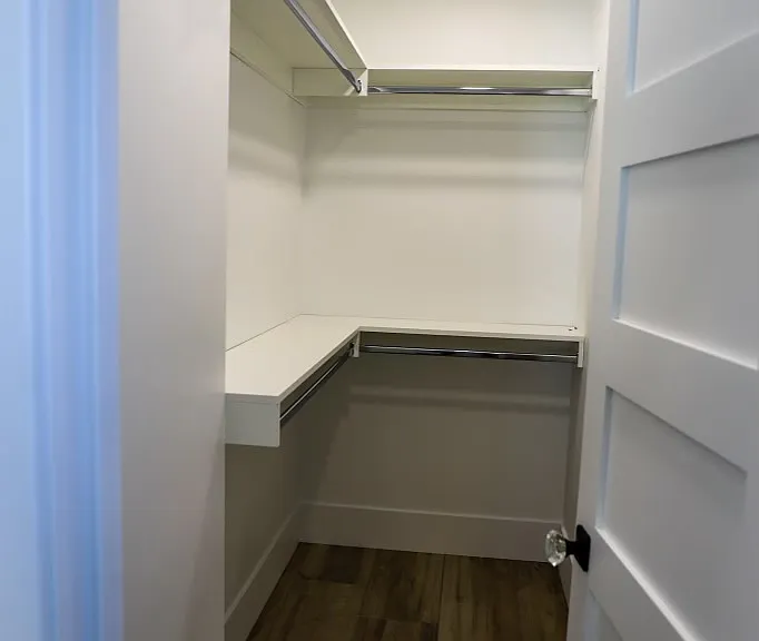 WALK-IN CLOSET - 446