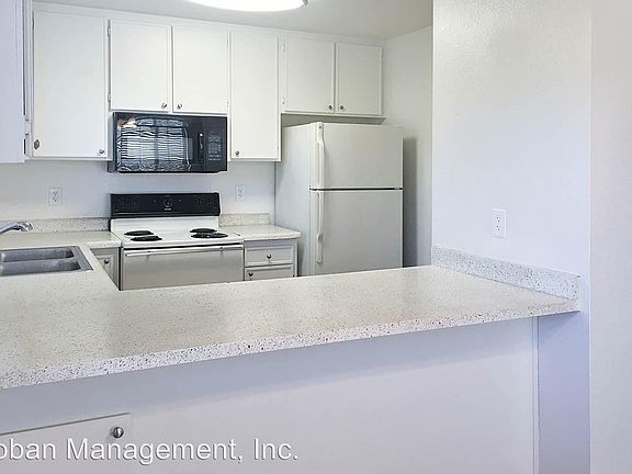 4th image of 1004 Greenfield Dr APT 2