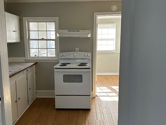 2nd image of 710 1/2 2nd Ave #1/2