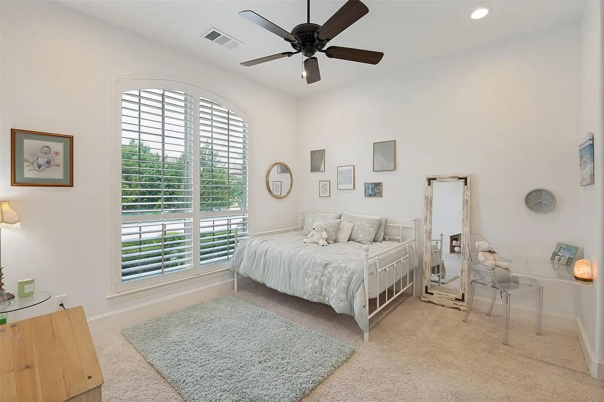 3 bed, 3.5 bath, 3912 sqft, $7,200 — Photo 4