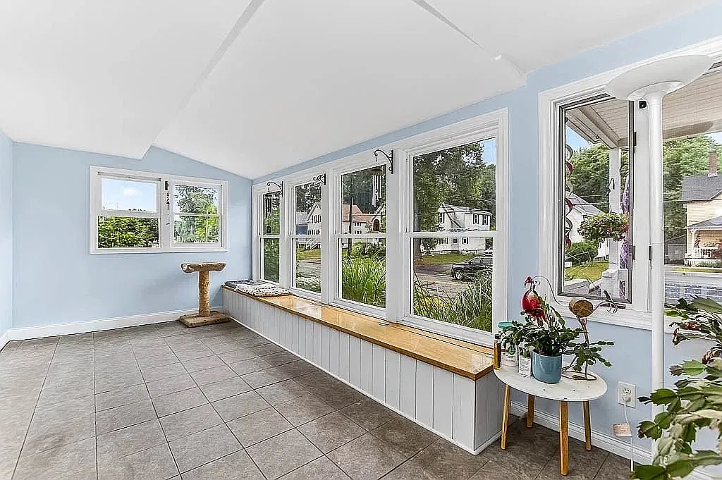 This traditional New England Colonial has plenty of flex living area for needs an oversized lot. — Photo 3