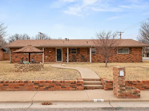 101 Willowwood Ln, Levelland, TX 79336