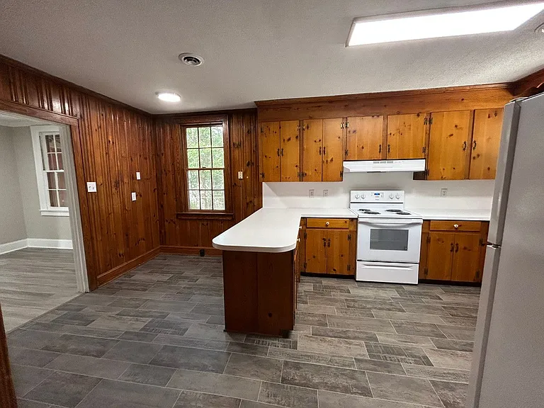 411 E Charlotte Ave — Photo 3