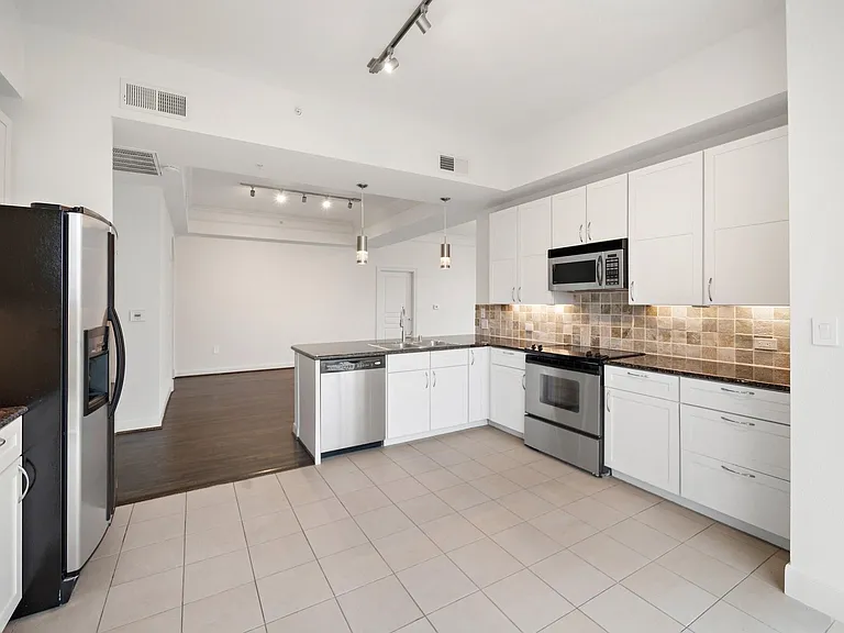 3333 Allen Pkwy #801 — Photo 4