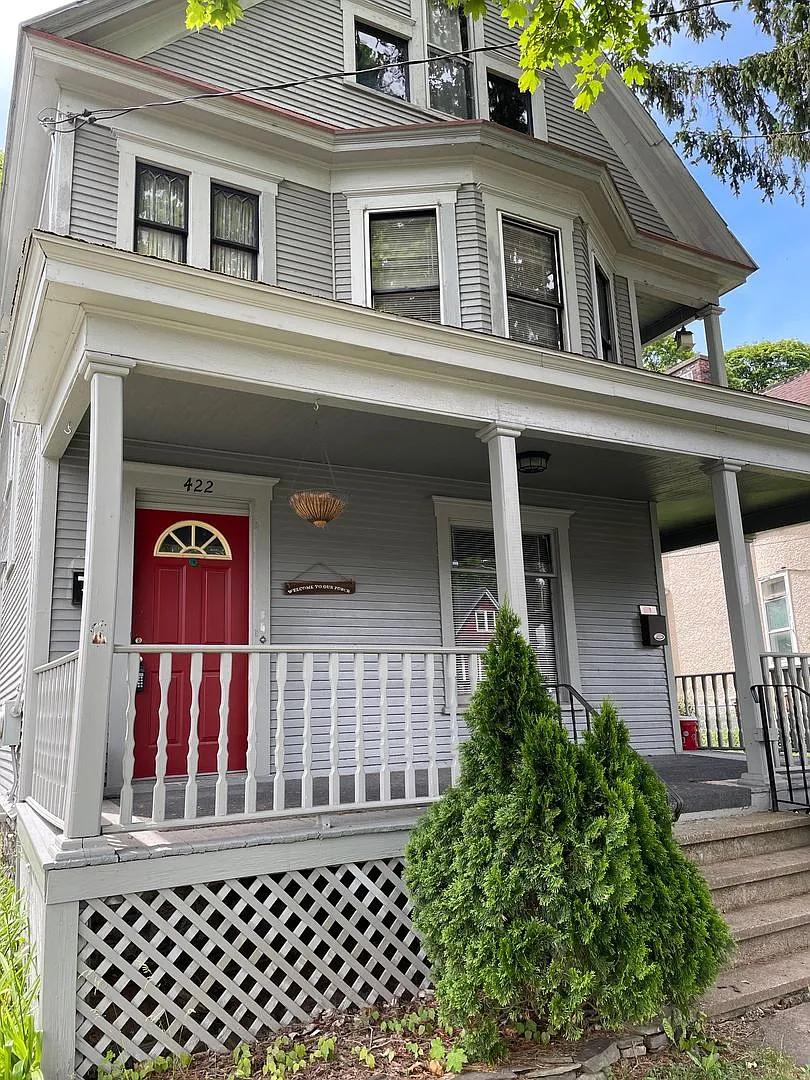 420-422 Douglas Street — Photo 2