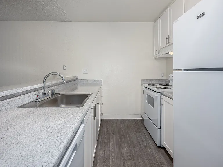 Rivercourt Apartments — Photo 16