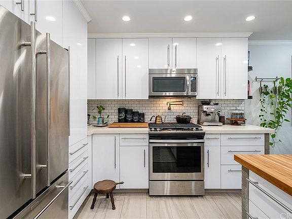2nd image of 22111 Burbank Blvd Unit 3