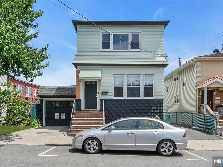 206 Highland Ave — Photo 1