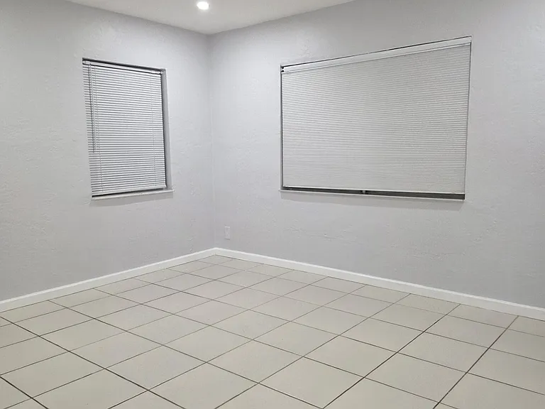 Master Bedroom (Actual)
14' X 12'