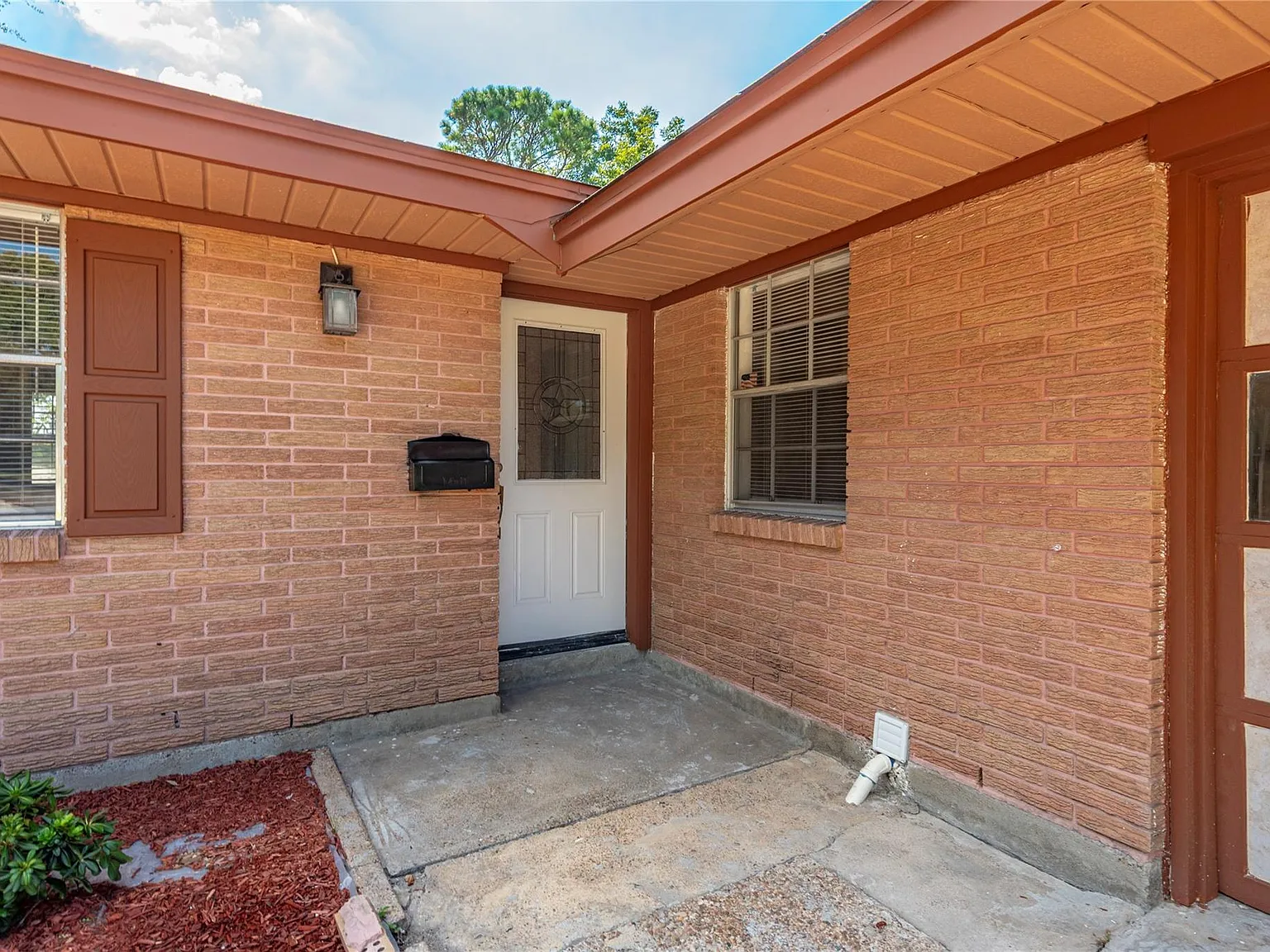 4 bed, 2.0 bath, 2301 sqft, $2,100 — Photo 2