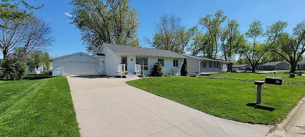 135 Circle Dr photo 1