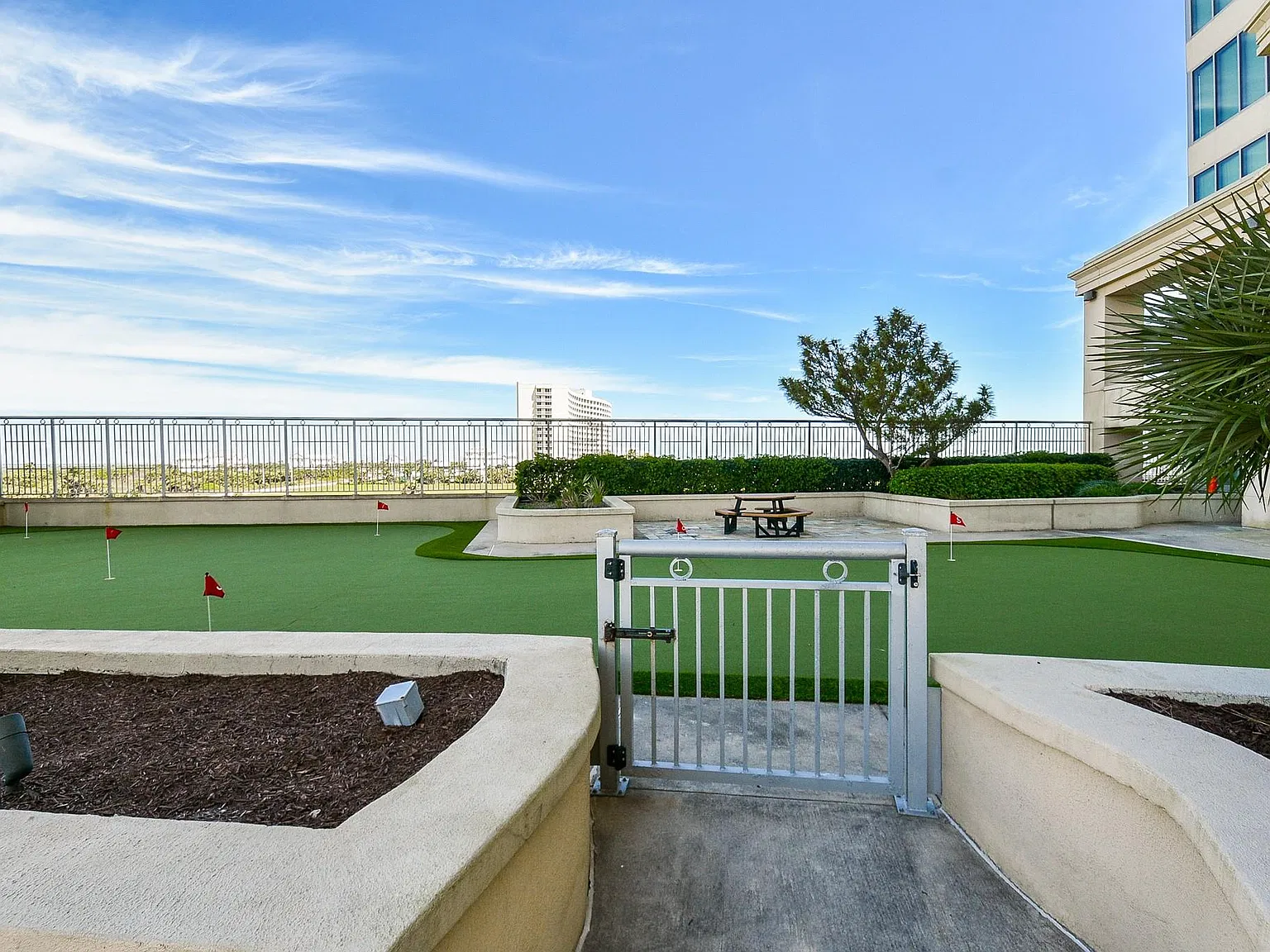 801 E Beach Dr — Photo 4