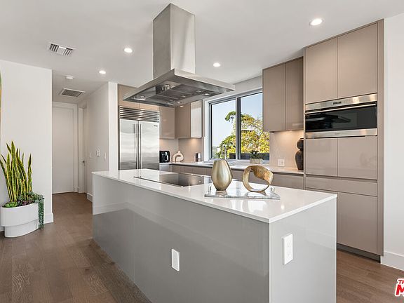 3rd image of 728 N Sweetzer Ave #401