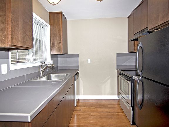 4th image of 926-928 SE 49th Ave #1