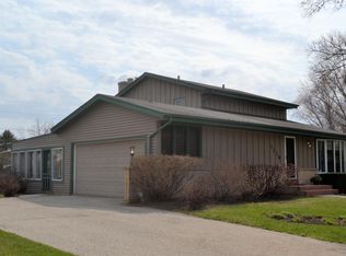 1119 Wisteria Ln, Waukesha, WI 53189