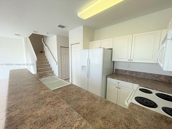 4th image of 957 NE 42nd Ave Unit 957