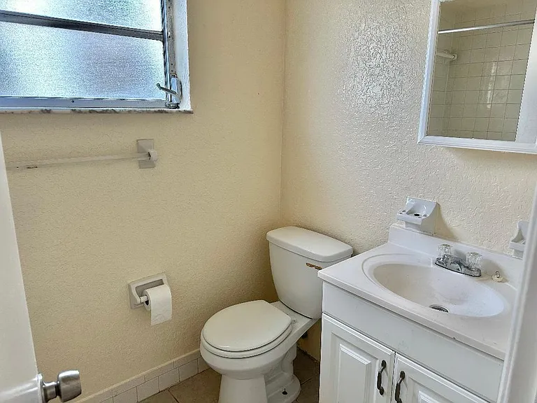 240 Croton Ave #110 — Photo 8