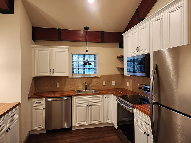 Lots of storage in the kitchen