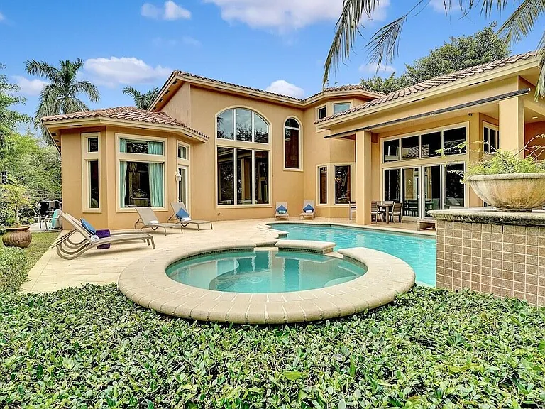 43 Coconut Ln — Photo 2