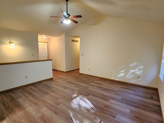 4th image of 3402 SE Golden Ave