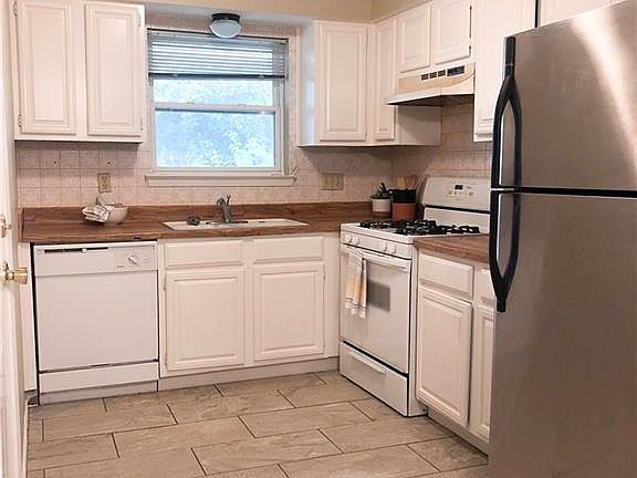 4th image of 912 San Saba Dr